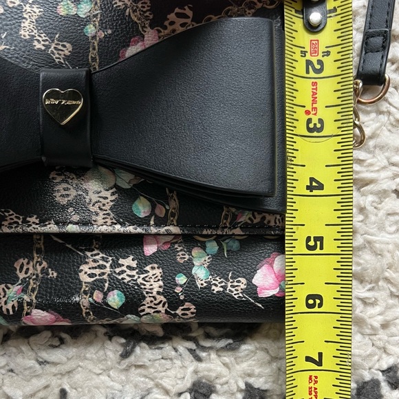 Vintage y2k Betsey Johnson Crossbody Bag with Bow & Adjustable Straps - Picture 4 of 8